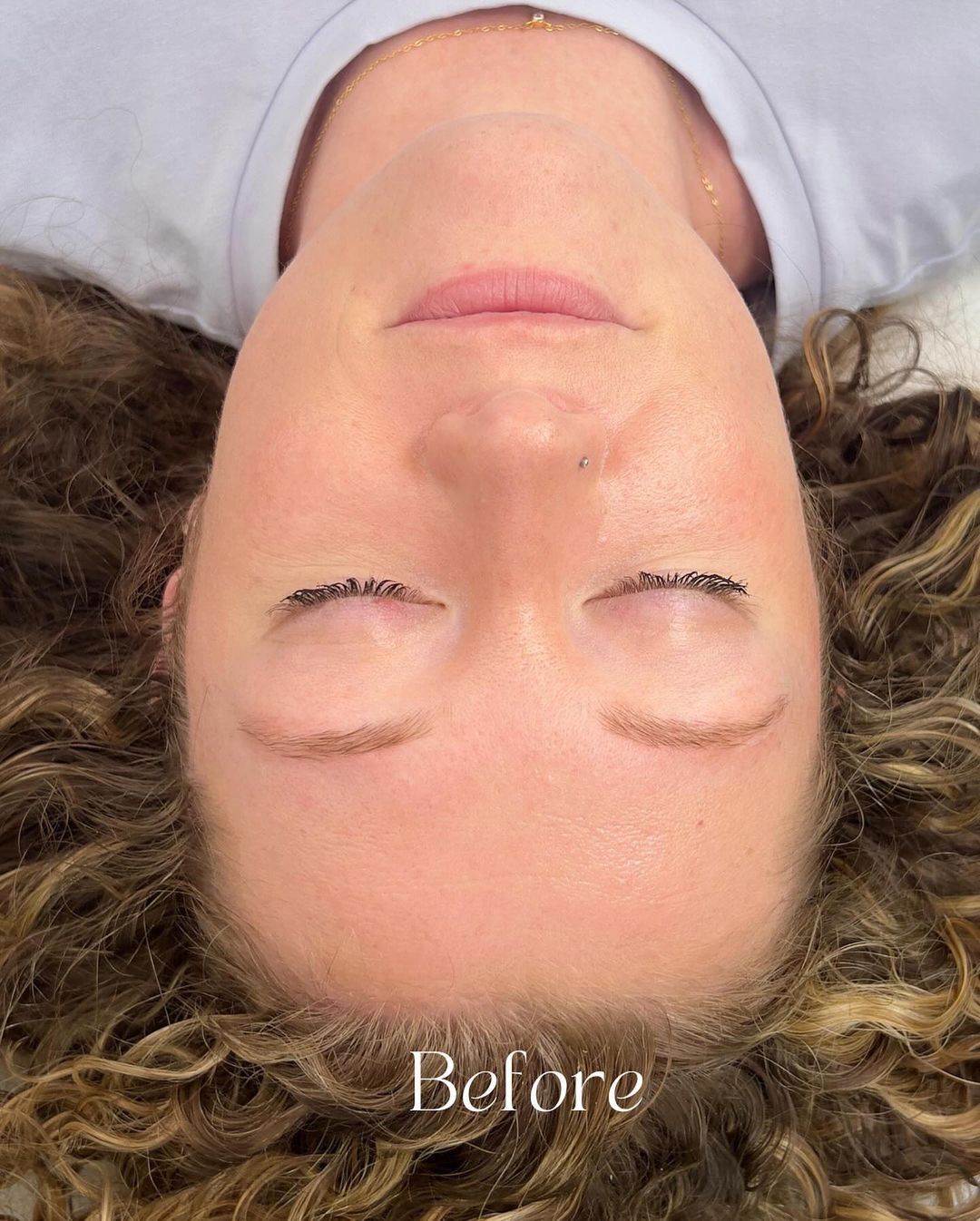 Cejas naturales de la clienta antes del procedimiento